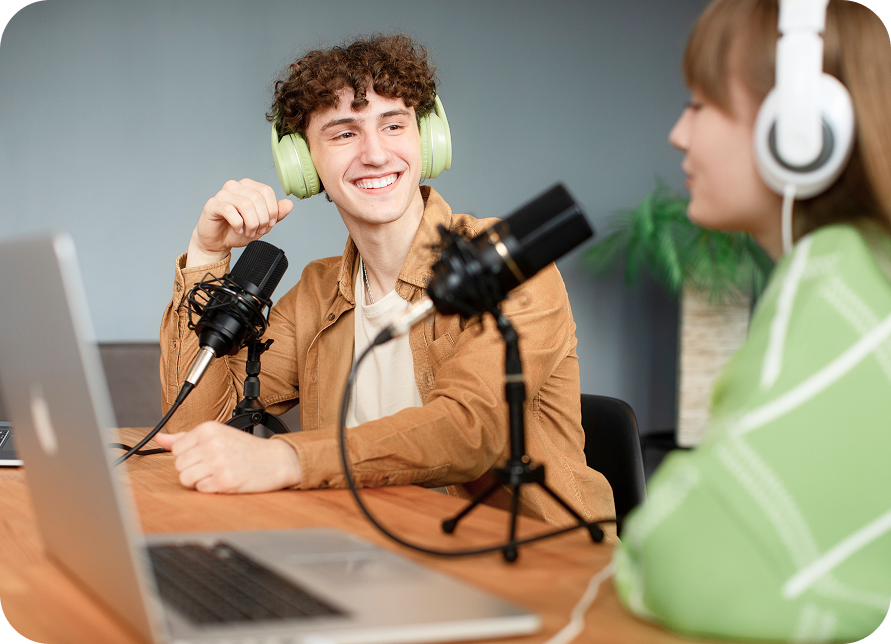2 pessoas conversando no podcast